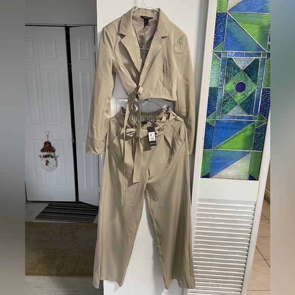 Modern suit set - Picture 1 of 5